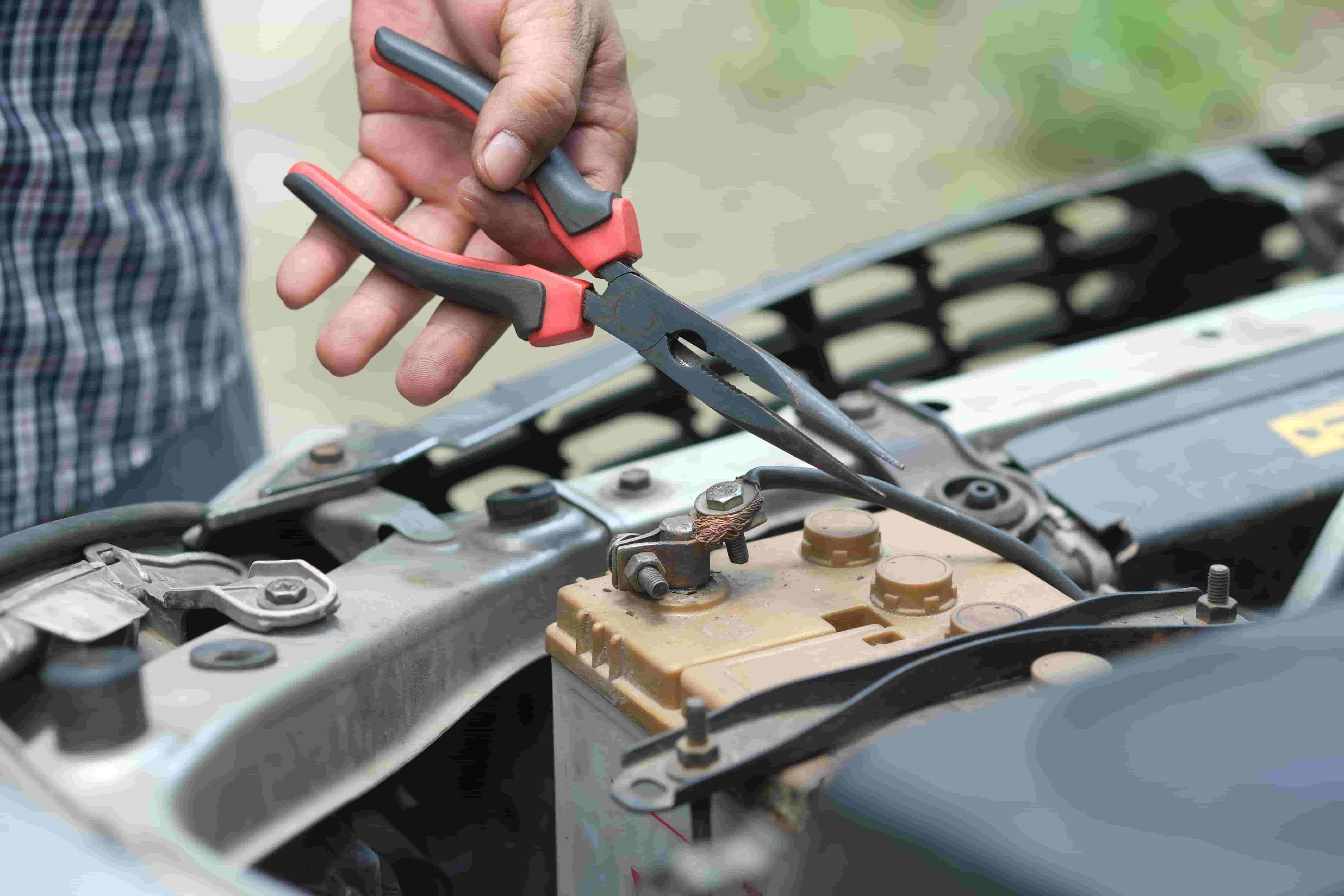 Mobile mechanic testing a battery during a no-start call in a Hinesville driveway